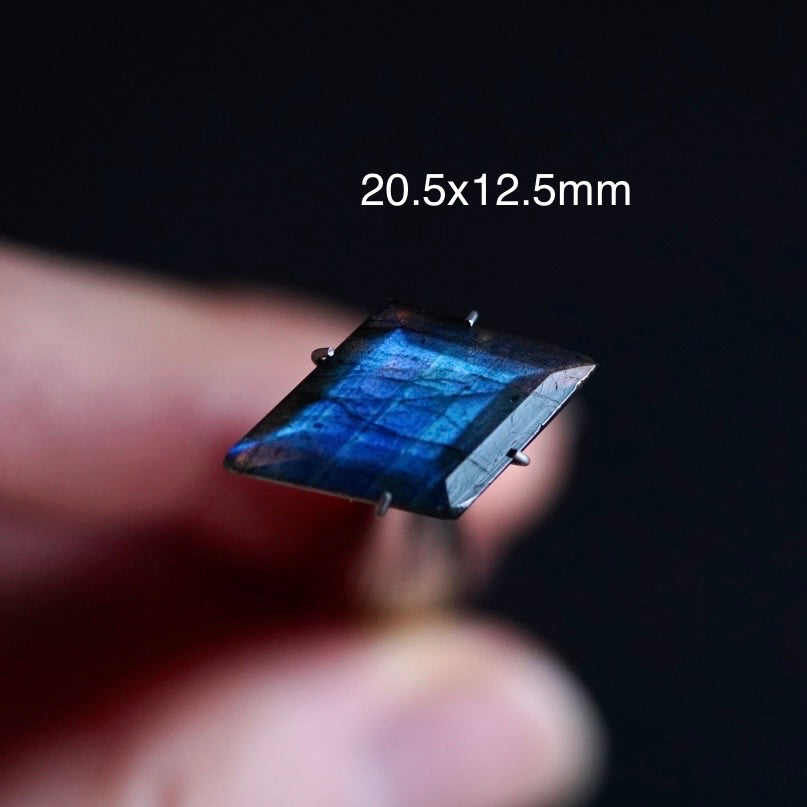 Blue Labradorite Faceted Diamond (Pavilion Back) - 20.5x12.5mm (W11)